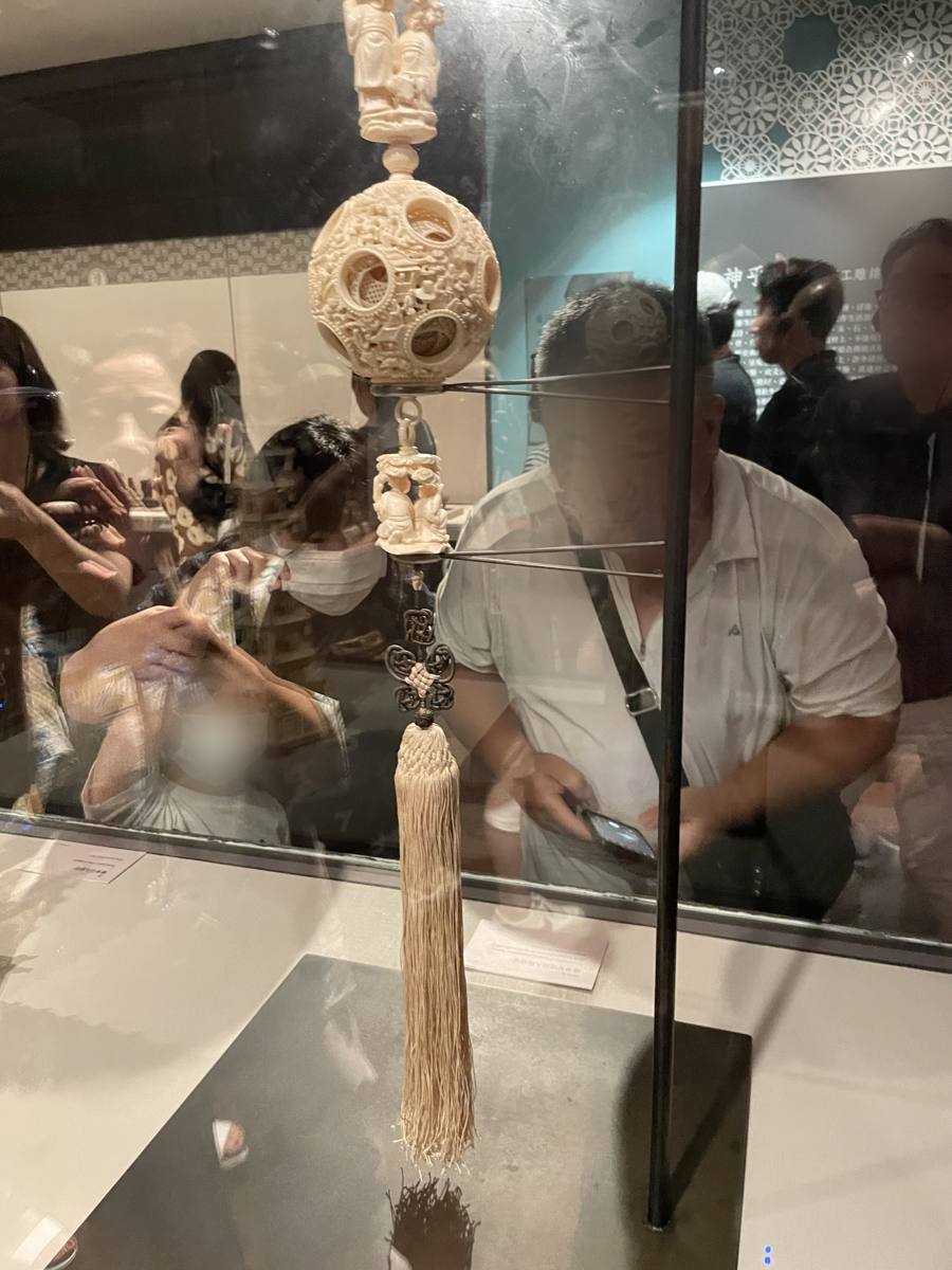 象牙を彫って作った何層もの球の展示