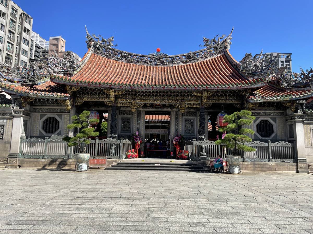 晴れた日の龍山寺の正面