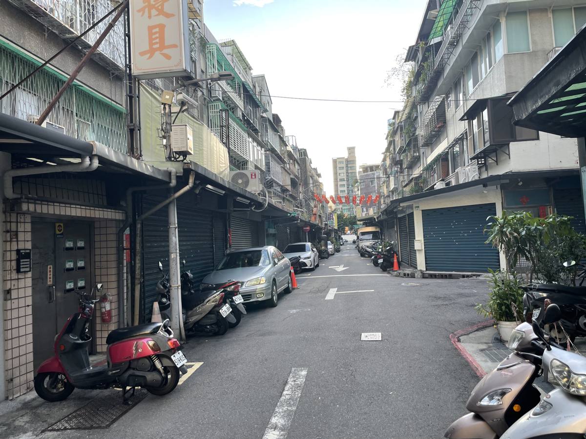 早朝の台北の路地裏