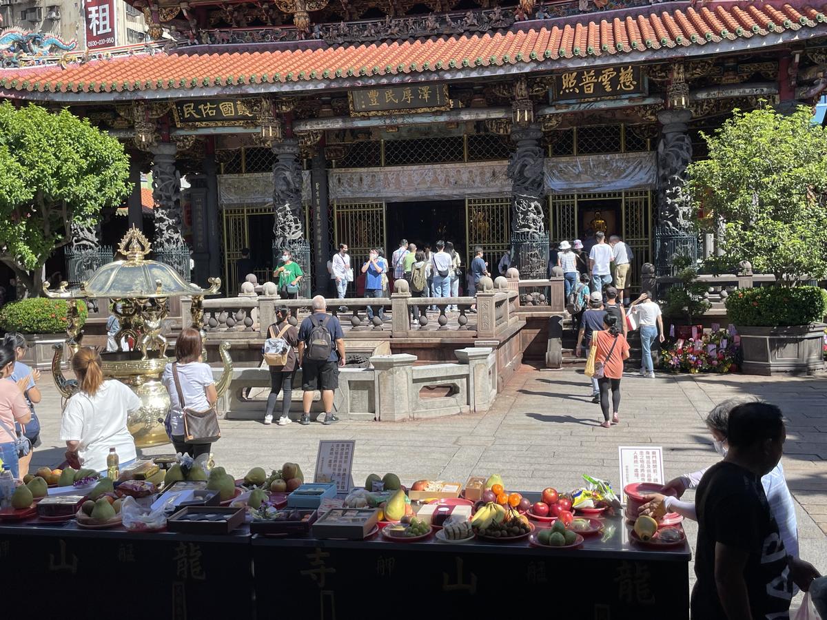 台北・龍山寺の本殿とお供え物
