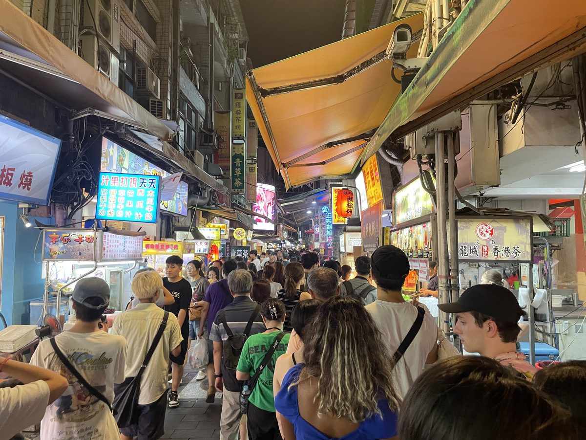 人でいっぱいの士林夜市の通り