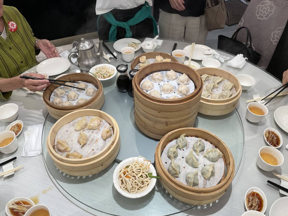 円卓に並んだ小籠包と蒸し餃子のせいろ
