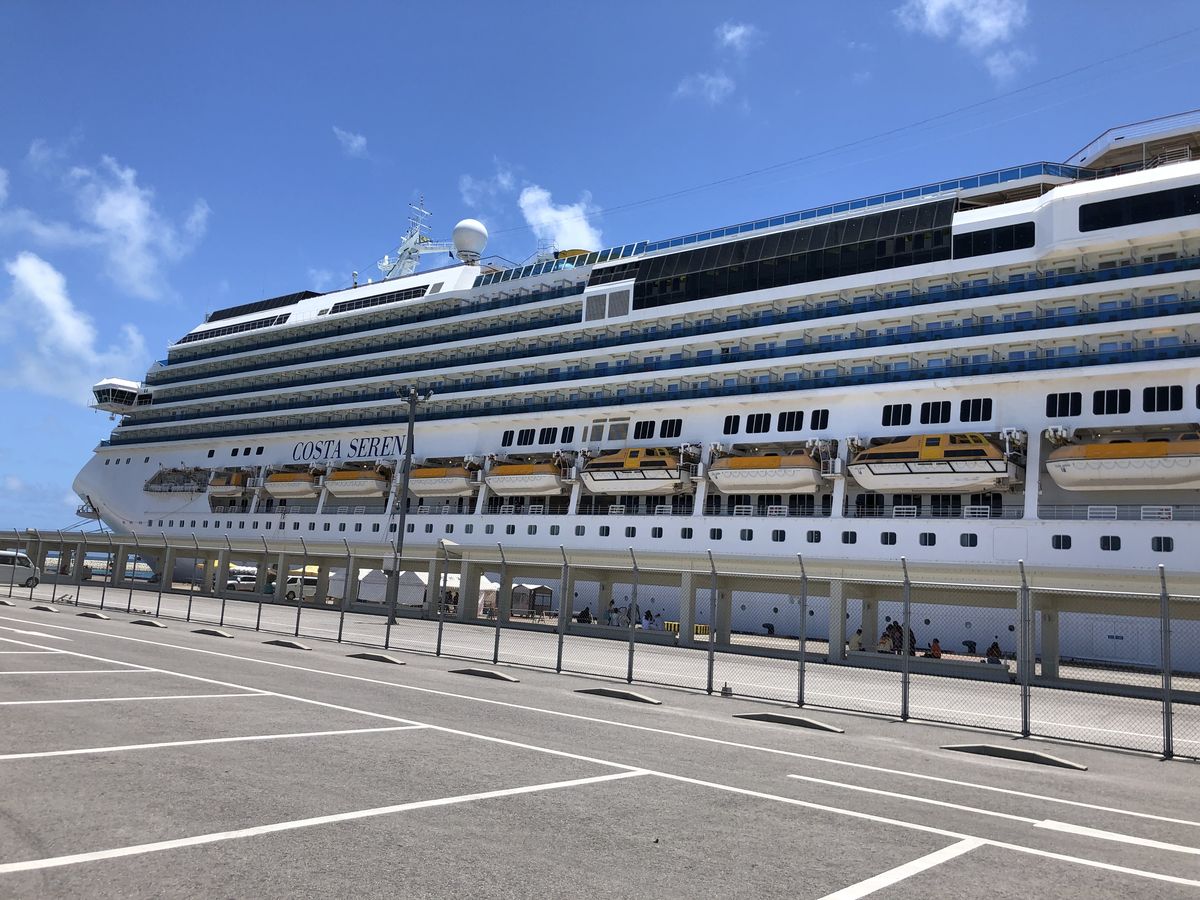南ぬ浜町の岸壁に泊まるクルーズ船COSTA SERENA
