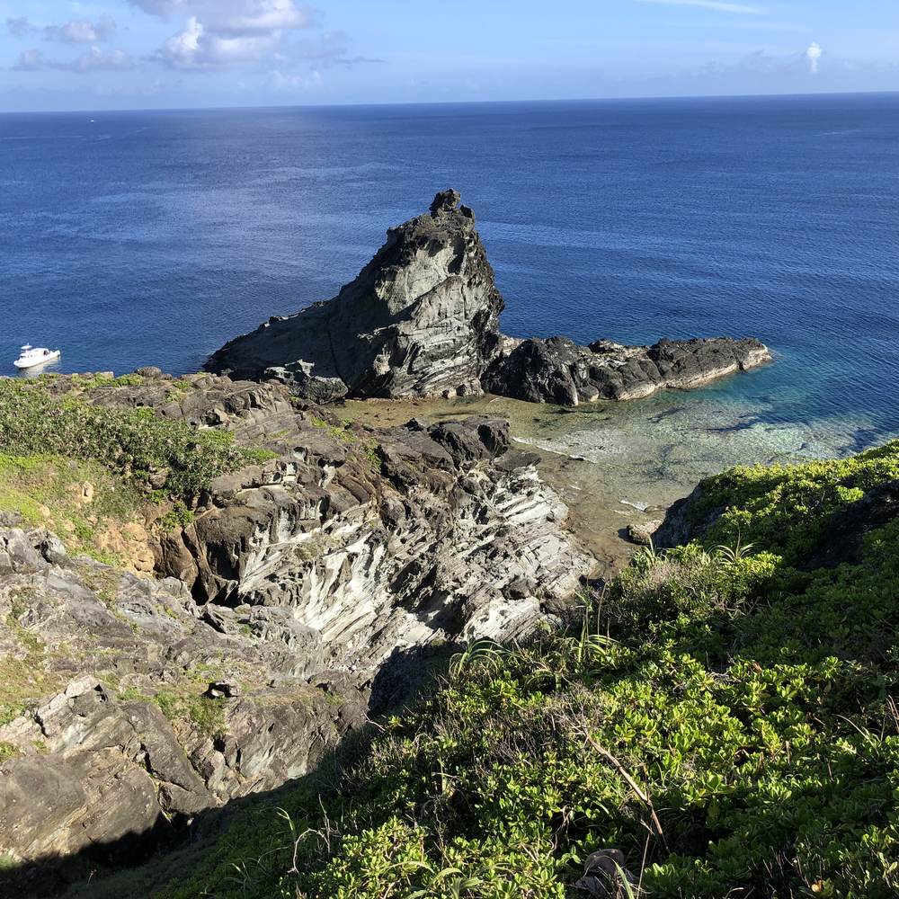 御神崎の三角の岩と青い海