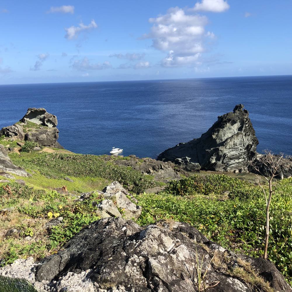 御神崎の崖の上から見た海
