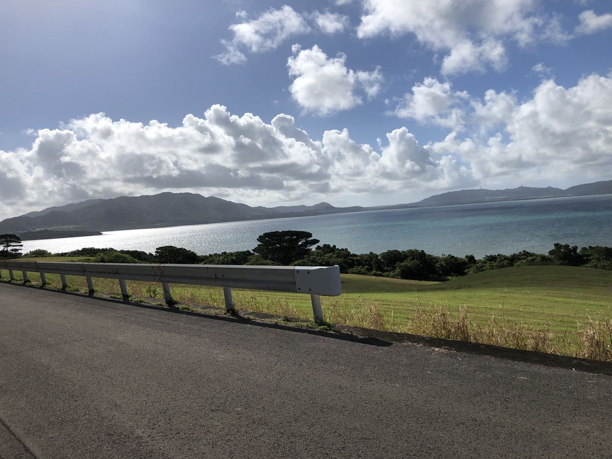 崎枝湾の海と山並み