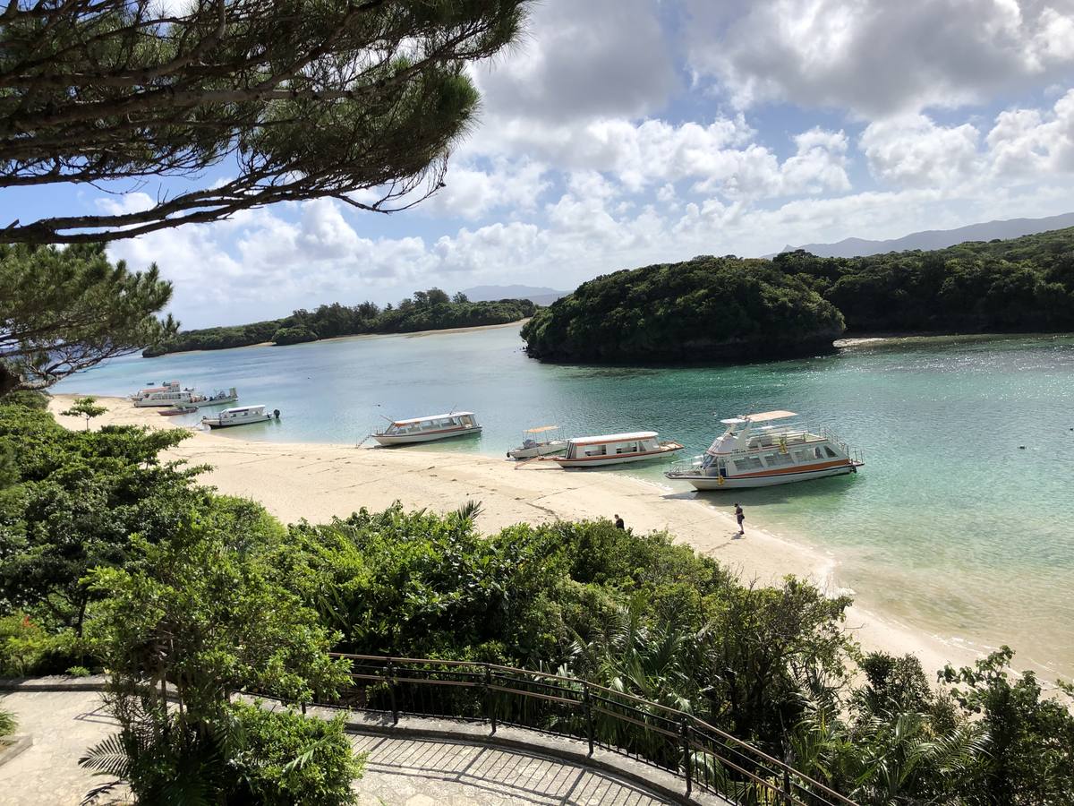 川平湾の白い砂浜に並ぶグラスボート