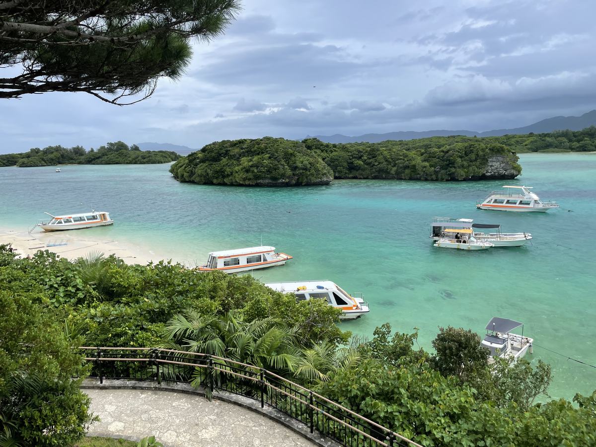 曇りの日の川平湾とグラスボート