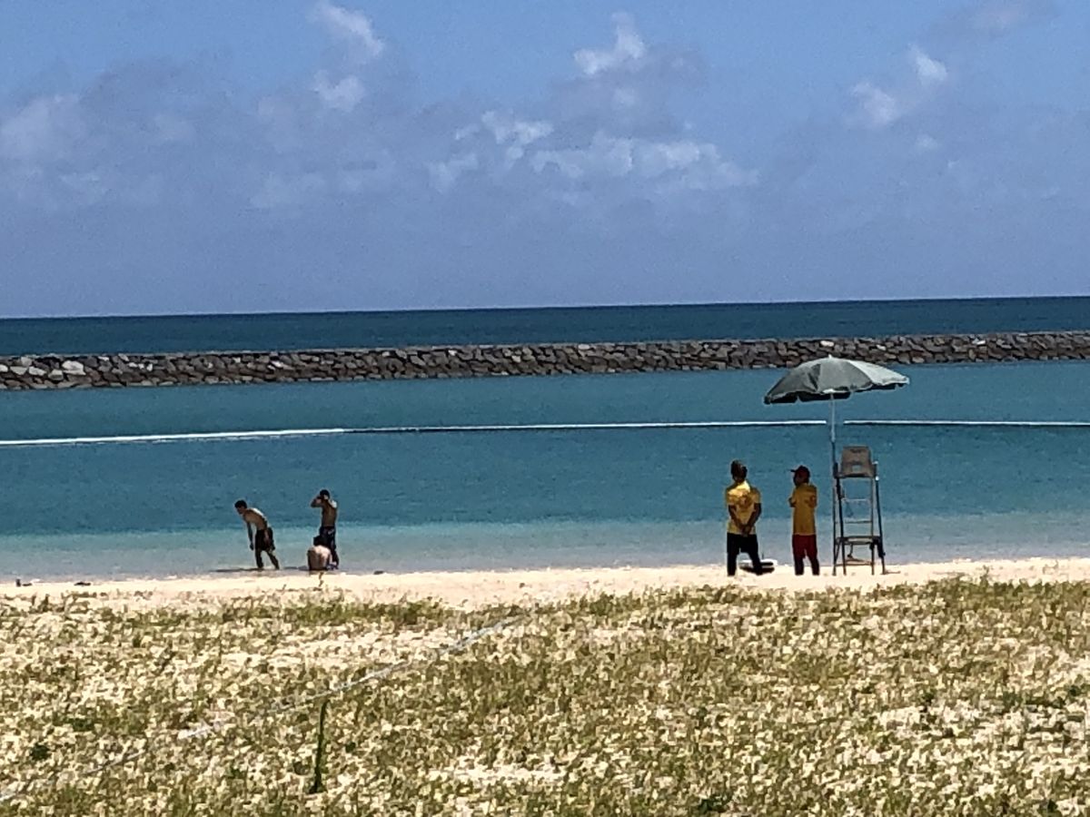 南ぬ浜ビーチに立つ監視員