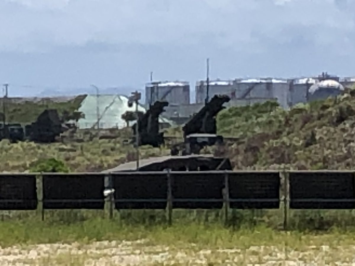 南ぬ浜ビーチの隣に置かれたPAC3の発射機