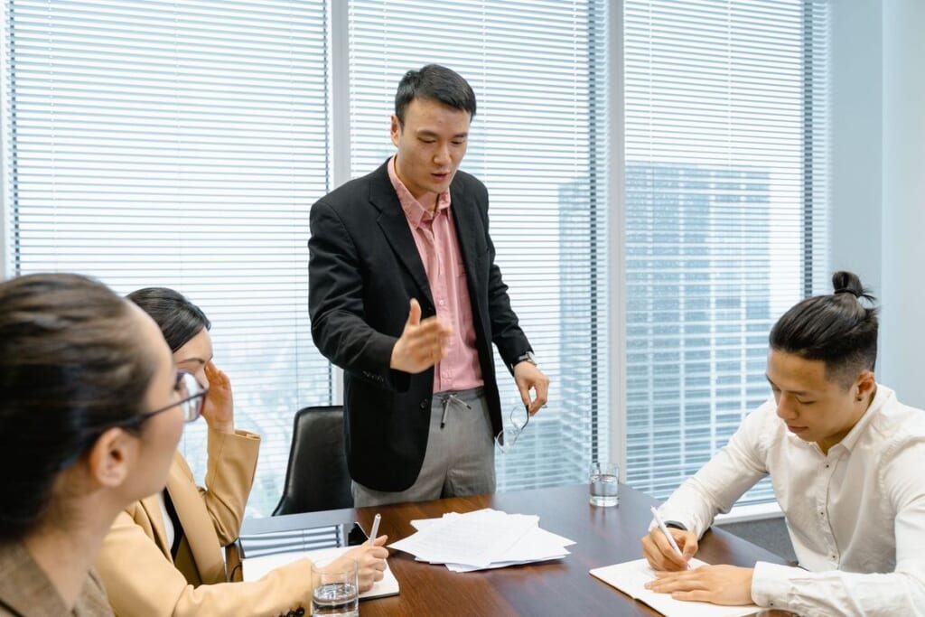 会議室で打ち合わせをする職員たち