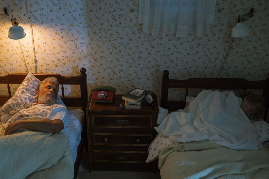 夜、ベッドが並ぶ部屋で眠る高齢者