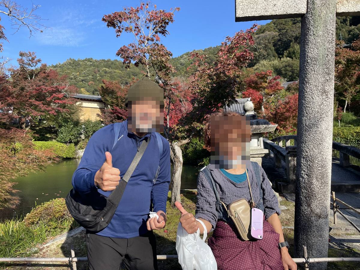 永観堂の放生池の前で