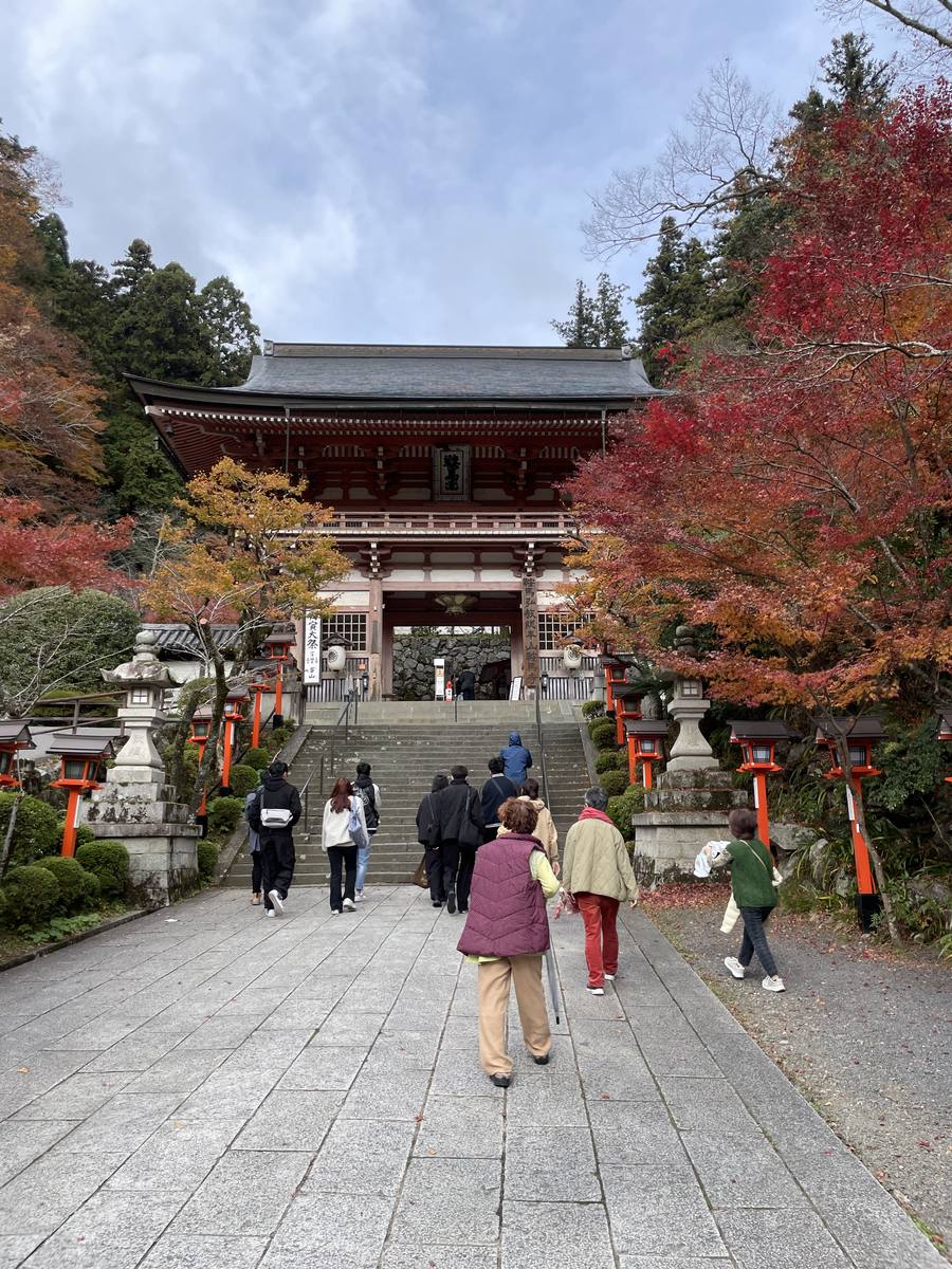 鞍馬寺の仁王門と石段