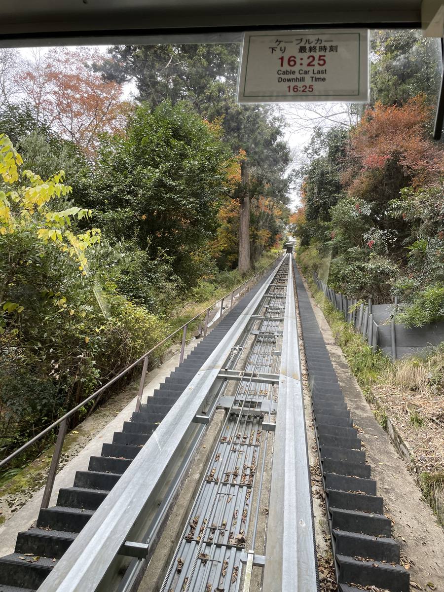 鞍馬寺のケーブルカーの車内から