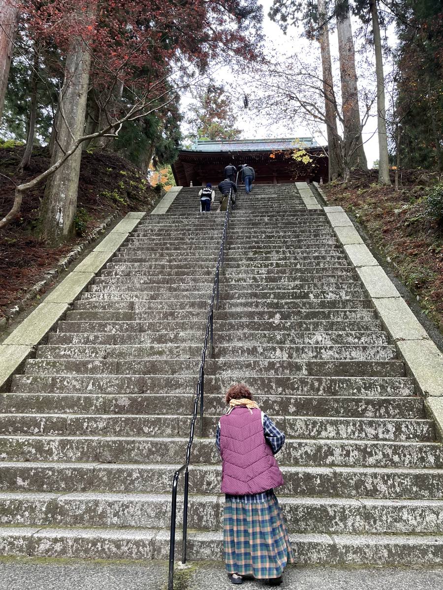 延暦寺の急な石段