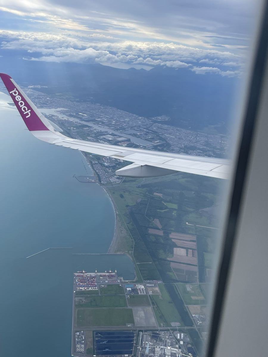 着陸前の機内から見た北海道の海岸