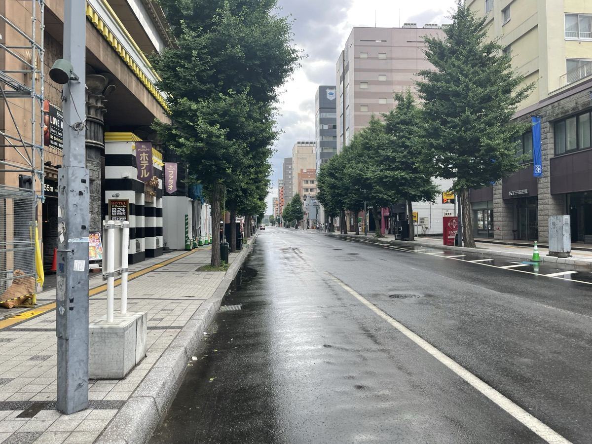 朝7時、人も車もほとんどいない札幌の大通り