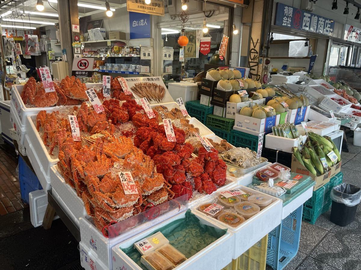 二条市場の店先に並ぶカニ