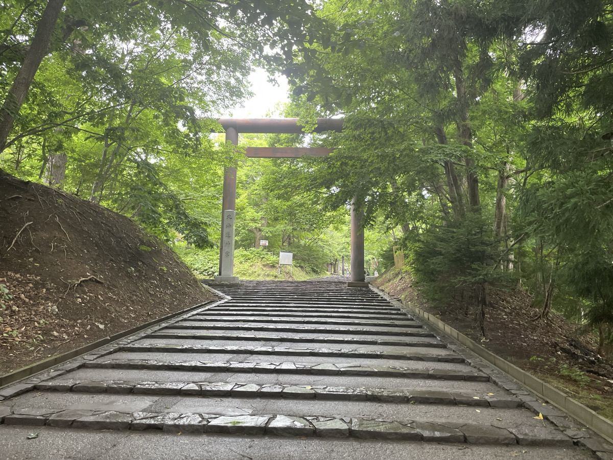 北海道神宮の鳥居と石段