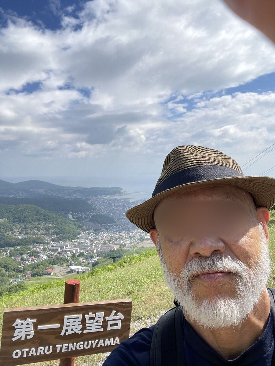 天狗山の第一展望台で自撮り（目元はぼかしています）