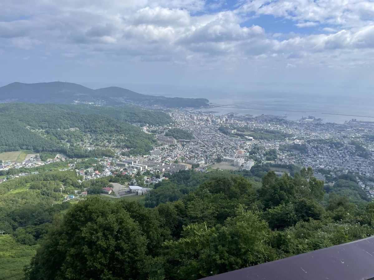 天狗山の山頂から見た小樽の街と海