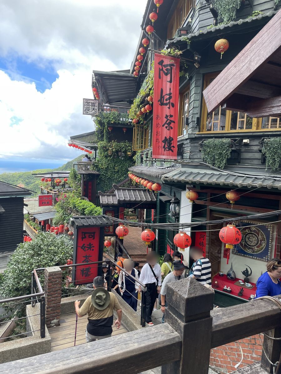 阿妹茶樓の前の石段。観光客で混み合う